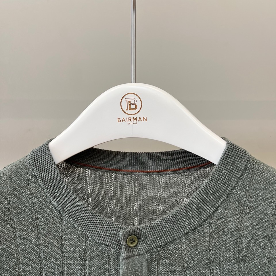 Brunello Cucinelli-BC、2026春夏新品男士针织短袖T恤，以简约亨利领搭配三粒纽扣设