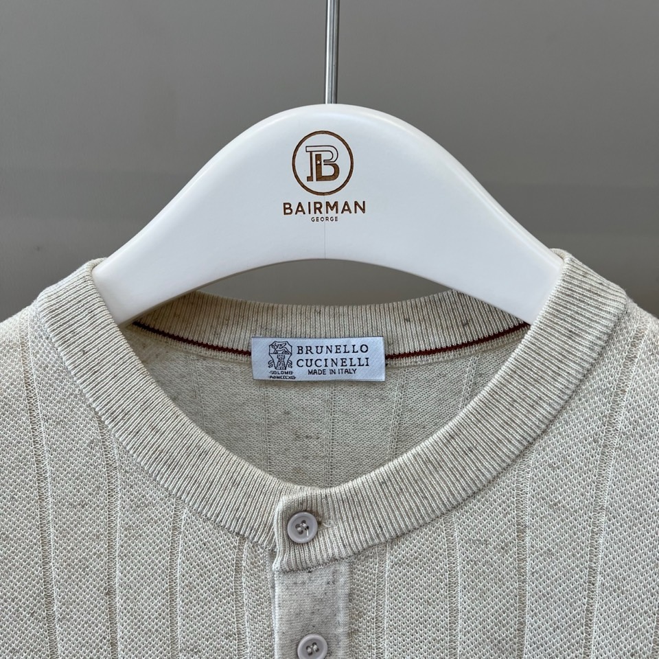 Brunello Cucinelli-BC、2026春夏新品男士针织短袖T恤，以简约亨利领搭配三粒纽扣设