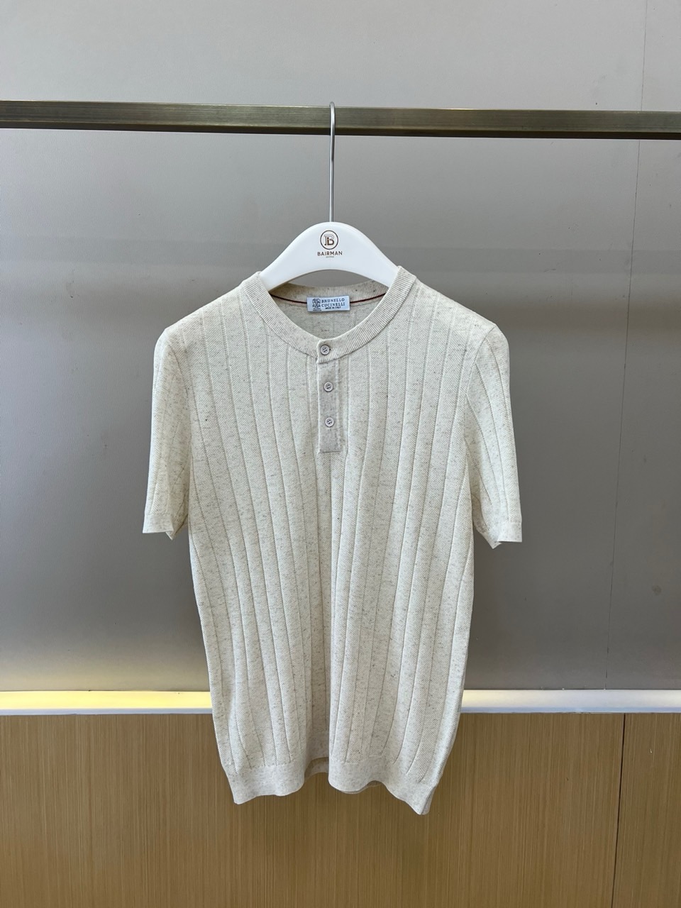 Brunello Cucinelli-BC、2026春夏新品男士针织短袖T恤，以简约亨利领搭配三粒纽扣设