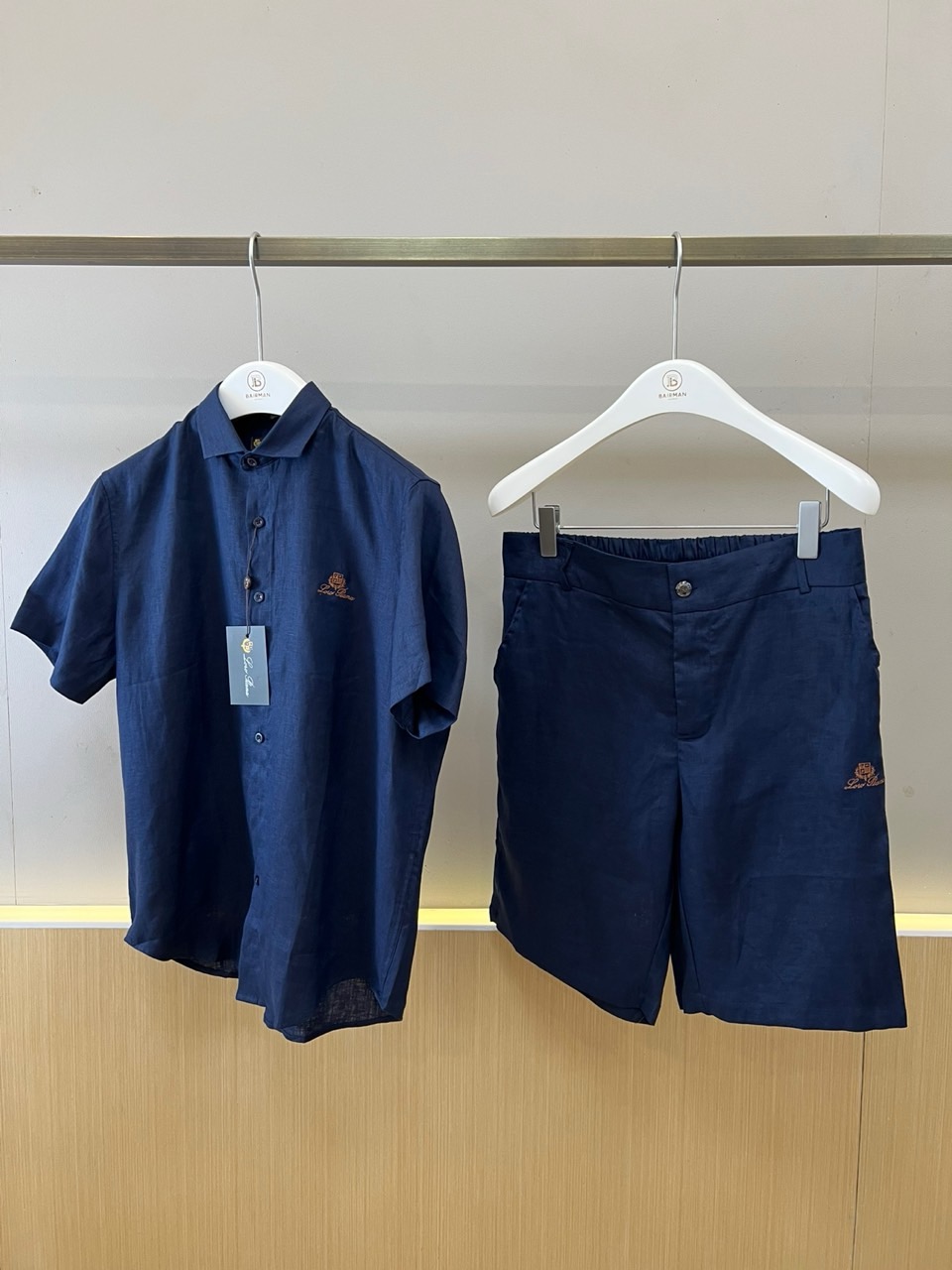 Loro Piana诺悠翩雅、2026春夏新品休闲套装，以纯色为主色调，打造都市轻奢度假风格。短袖衬衫采