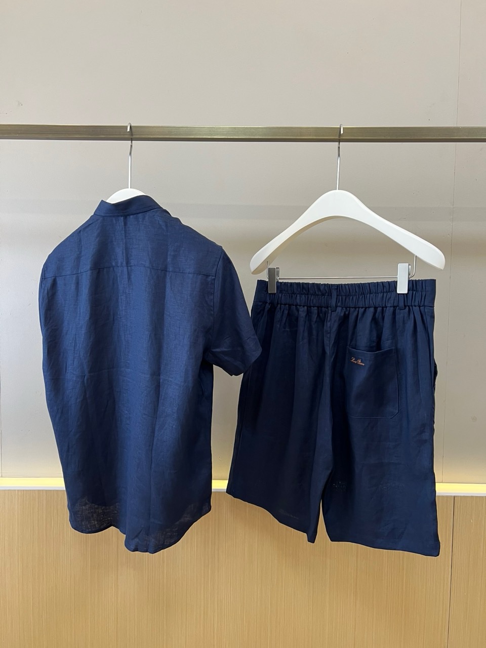 Loro Piana诺悠翩雅、2026春夏新品休闲套装，以纯色为主色调，打造都市轻奢度假风格。短袖衬衫采