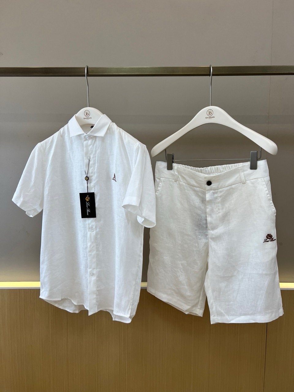 Loro Piana诺悠翩雅、2026春夏新品休闲套装，以纯色为主色调，打造都市轻奢度假风格。短袖衬衫采