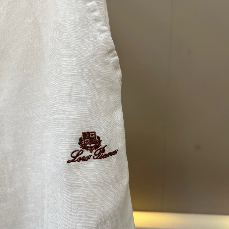 Loro Piana诺悠翩雅、2026春夏新品休闲套装，以纯色为主色调，打造都市轻奢度假风格。短袖衬衫采