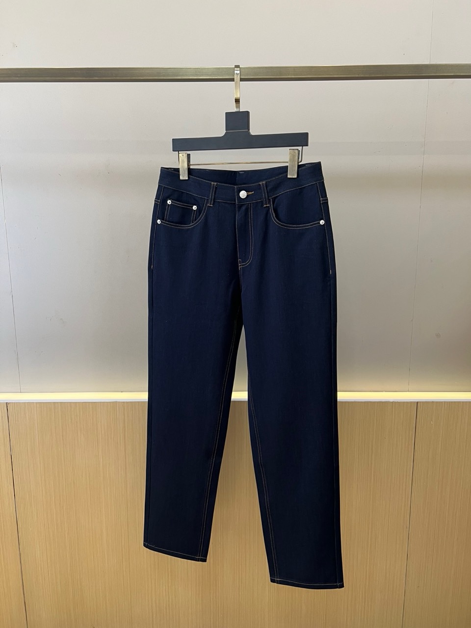 BERLUTI 布鲁提、2026春夏新品牛仔裤，以经典丹宁为画布，勾勒出复古与现代交融的都市休闲风格。采
