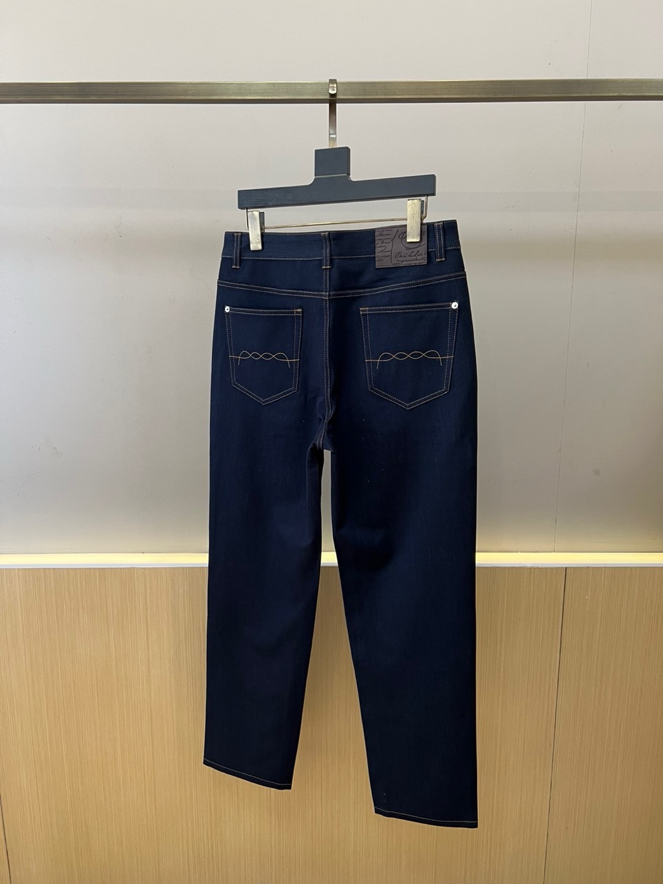 BERLUTI 布鲁提、2026春夏新品牛仔裤，以经典丹宁为画布，勾勒出复古与现代交融的都市休闲风格。采