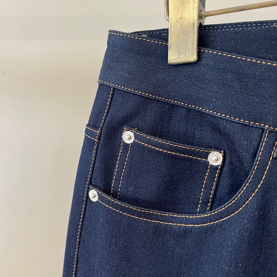 BERLUTI 布鲁提、2026春夏新品牛仔裤，以经典丹宁为画布，勾勒出复古与现代交融的都市休闲风格。采