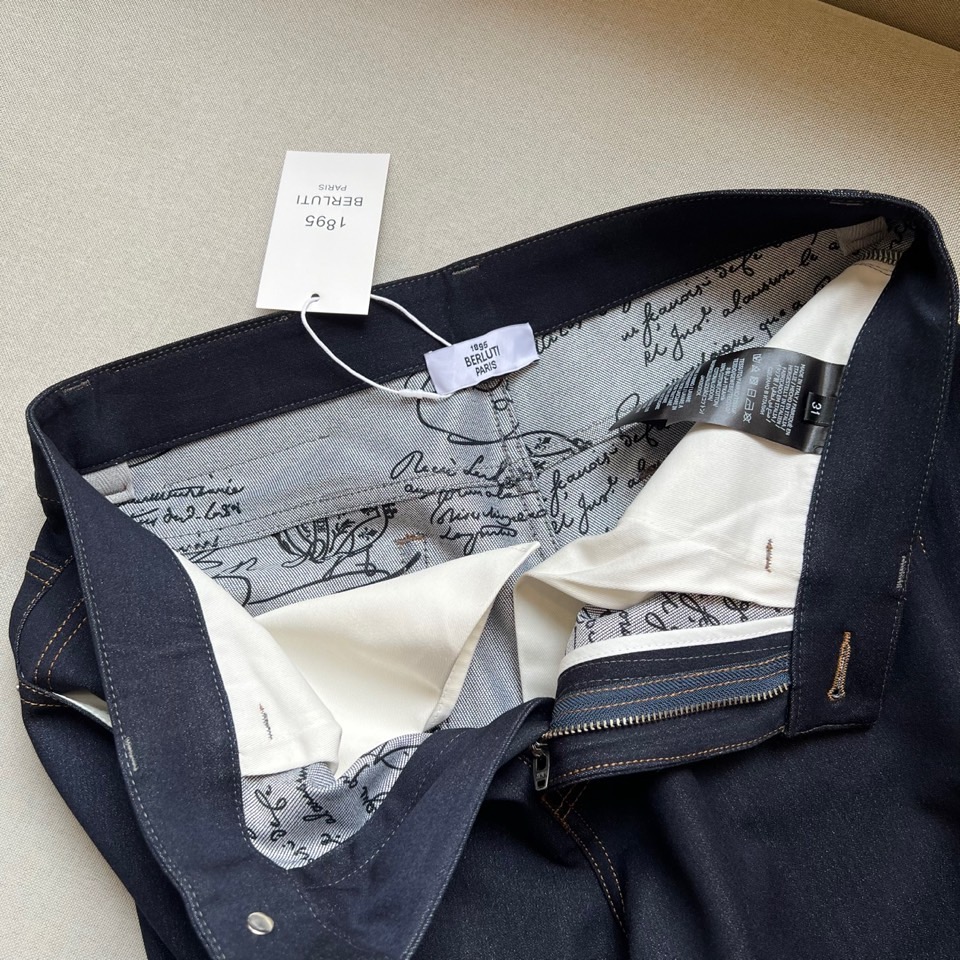 BERLUTI 布鲁提、2026春夏新品牛仔裤，以经典丹宁为画布，勾勒出复古与现代交融的都市休闲风格。采