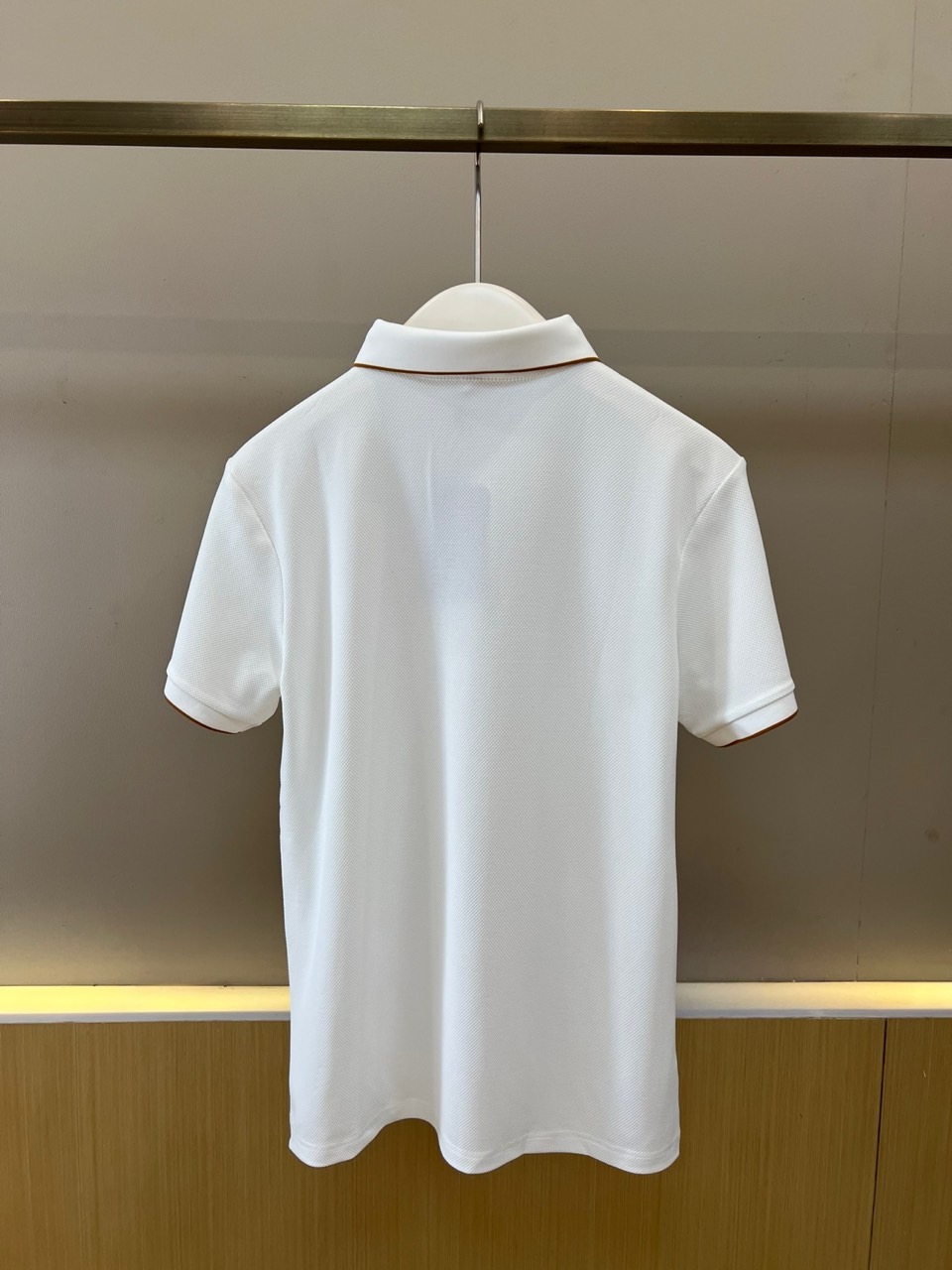 Loro Piana诺悠翩雅、2026春夏新品男士短袖Polo衫，以纯色为主调，诠释简约而不简单的优雅哲
