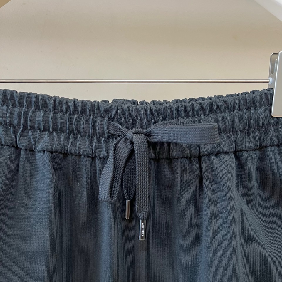Arcteryx 始祖鸟、2026春夏新品短裤，采用经典直筒版型，打造简约利落的廓形。腰间配备可调节抽绳