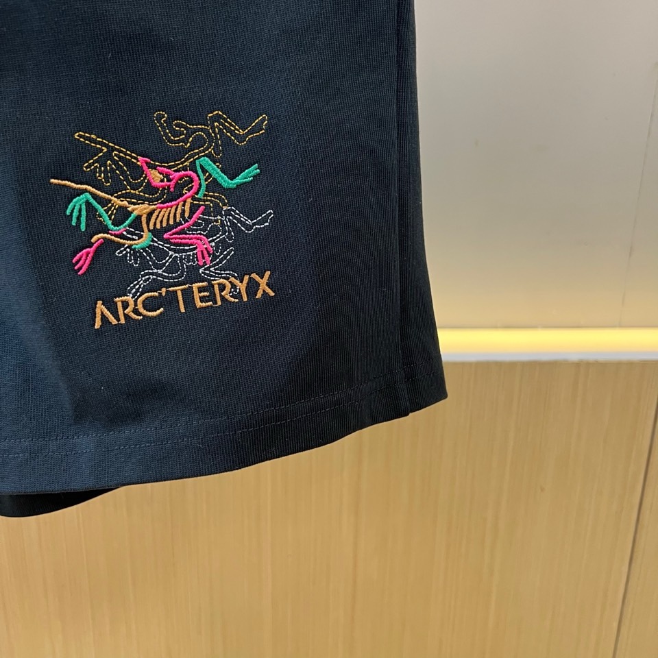Arcteryx 始祖鸟、2026春夏新品短裤，采用经典直筒版型，打造简约利落的廓形。腰间配备可调节抽绳