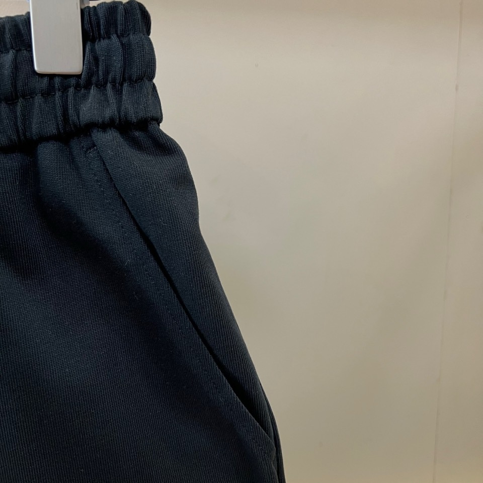 Arcteryx 始祖鸟、2026春夏新品短裤，采用经典直筒版型，打造简约利落的廓形。腰间配备可调节抽绳