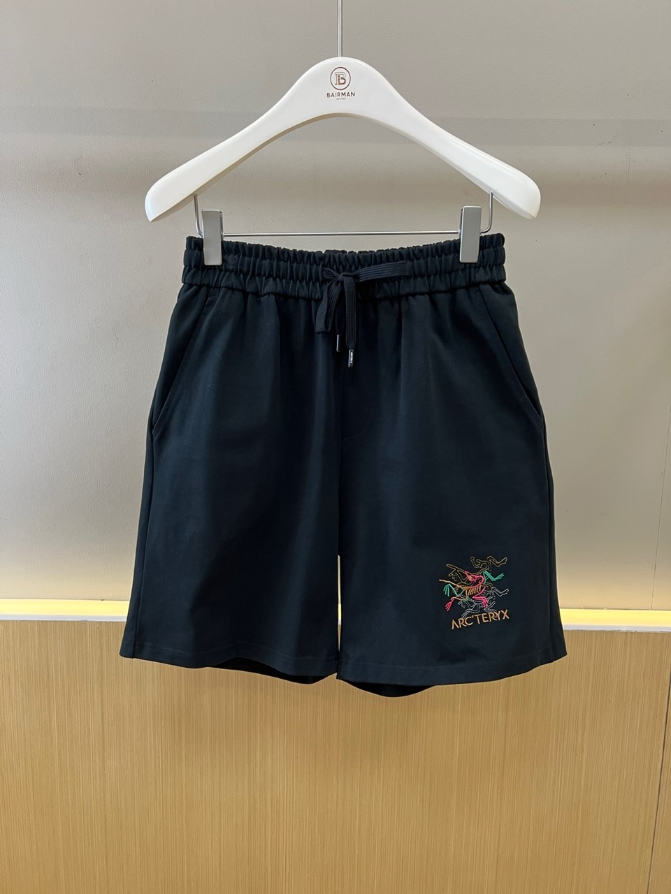 Arcteryx 始祖鸟、2026春夏新品短裤，采用经典直筒版型，打造简约利落的廓形。腰间配备可调节抽绳