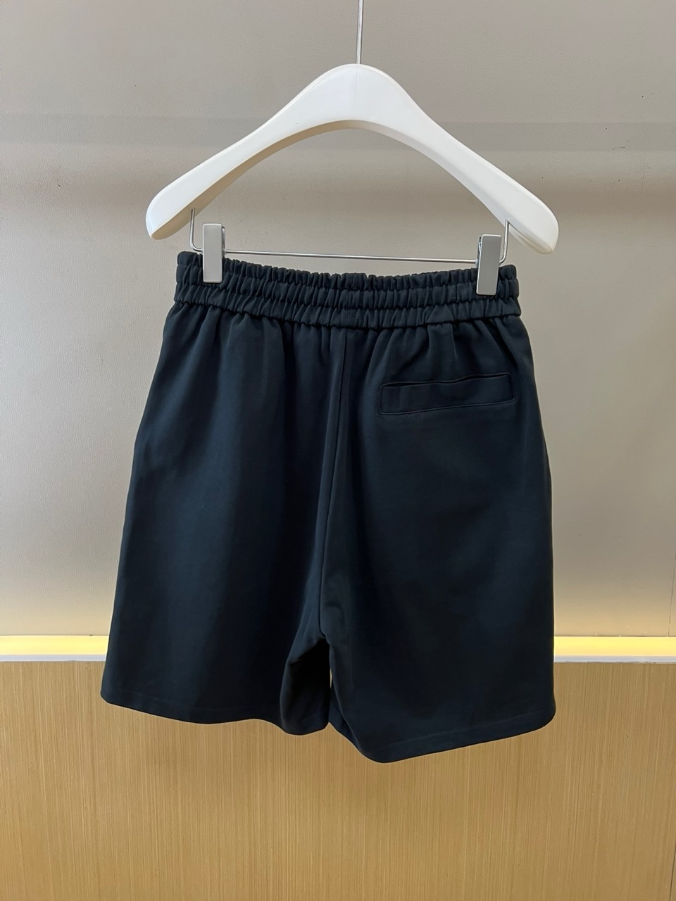 Arcteryx 始祖鸟、2026春夏新品短裤，采用经典直筒版型，打造简约利落的廓形。腰间配备可调节抽绳