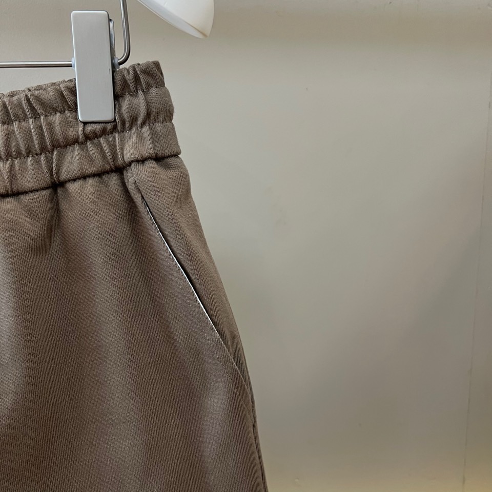 Arcteryx 始祖鸟、2026春夏新品短裤，采用经典直筒版型，打造简约利落的廓形。腰间配备可调节抽绳