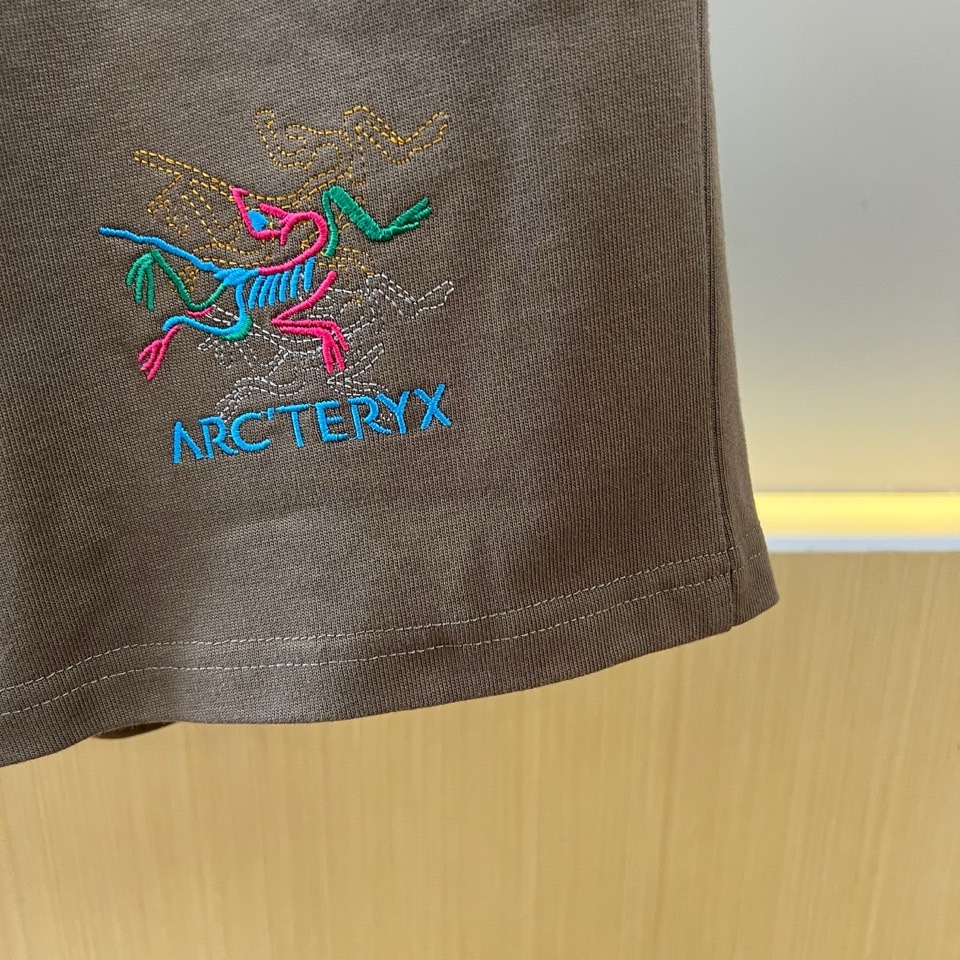 Arcteryx 始祖鸟、2026春夏新品短裤，采用经典直筒版型，打造简约利落的廓形。腰间配备可调节抽绳