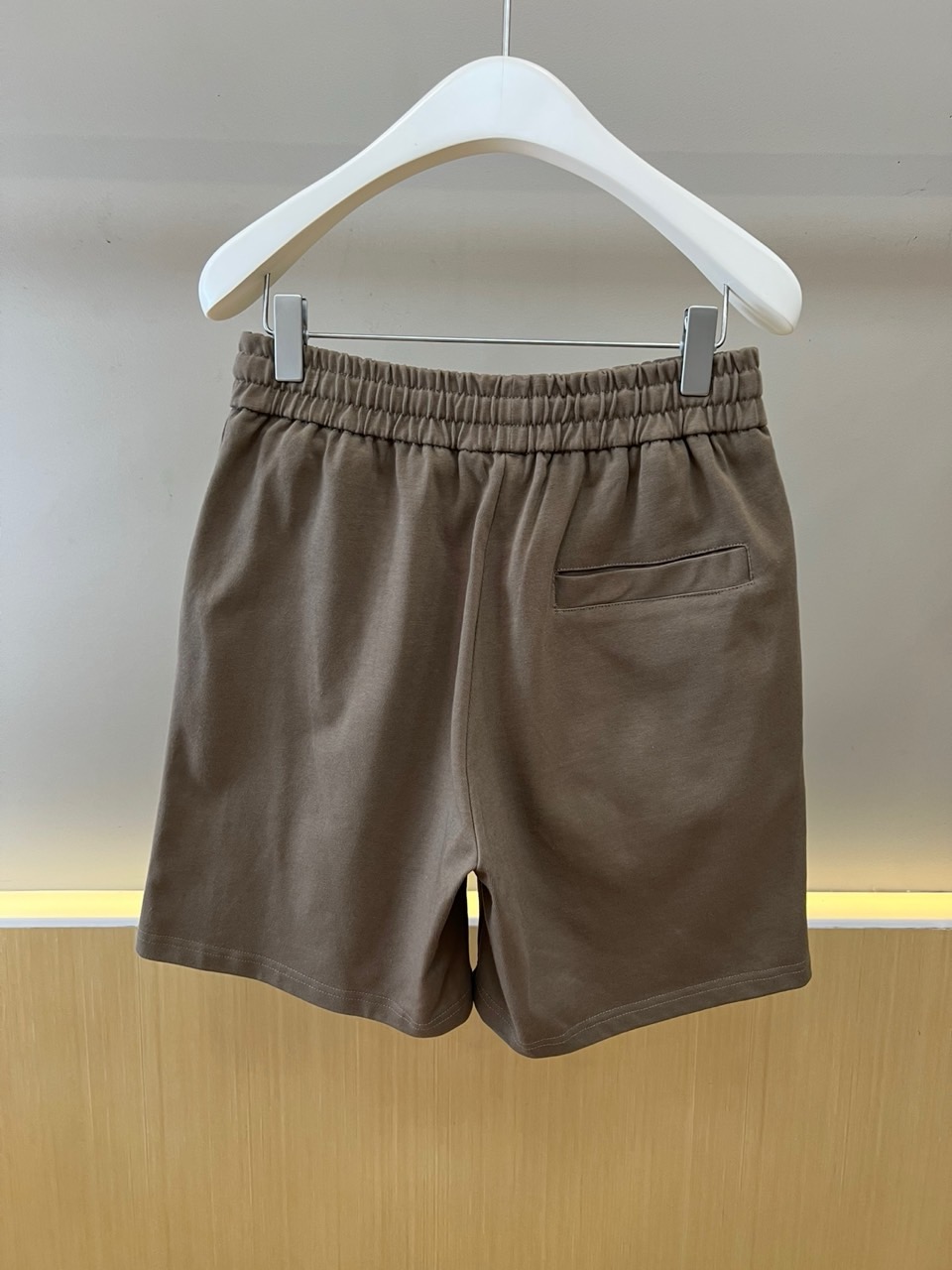 Arcteryx 始祖鸟、2026春夏新品短裤，采用经典直筒版型，打造简约利落的廓形。腰间配备可调节抽绳