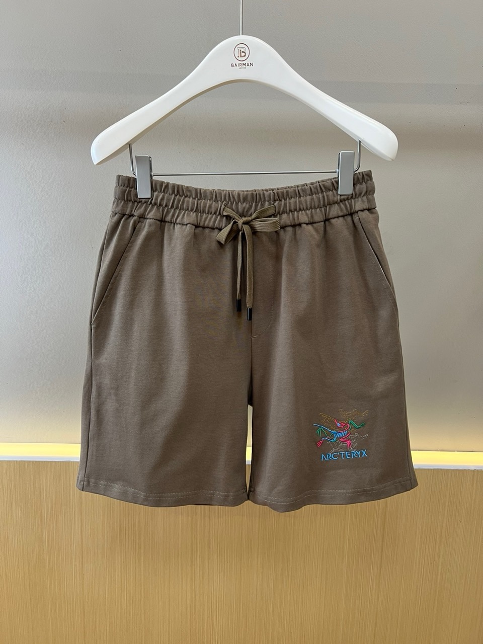Arcteryx 始祖鸟、2026春夏新品短裤，采用经典直筒版型，打造简约利落的廓形。腰间配备可调节抽绳