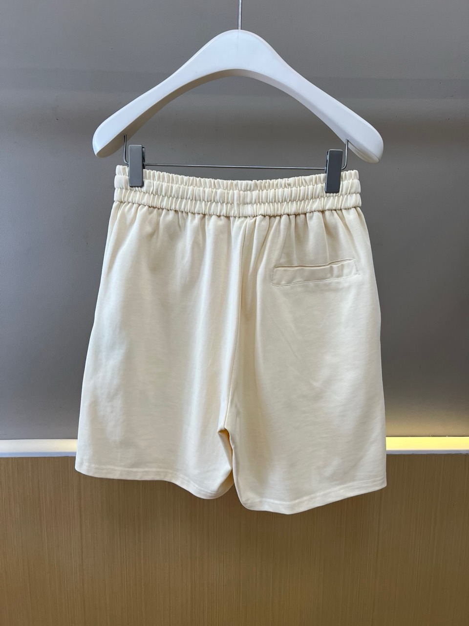 Arcteryx 始祖鸟、2026春夏新品短裤，采用经典直筒版型，打造简约利落的廓形。腰间配备可调节抽绳