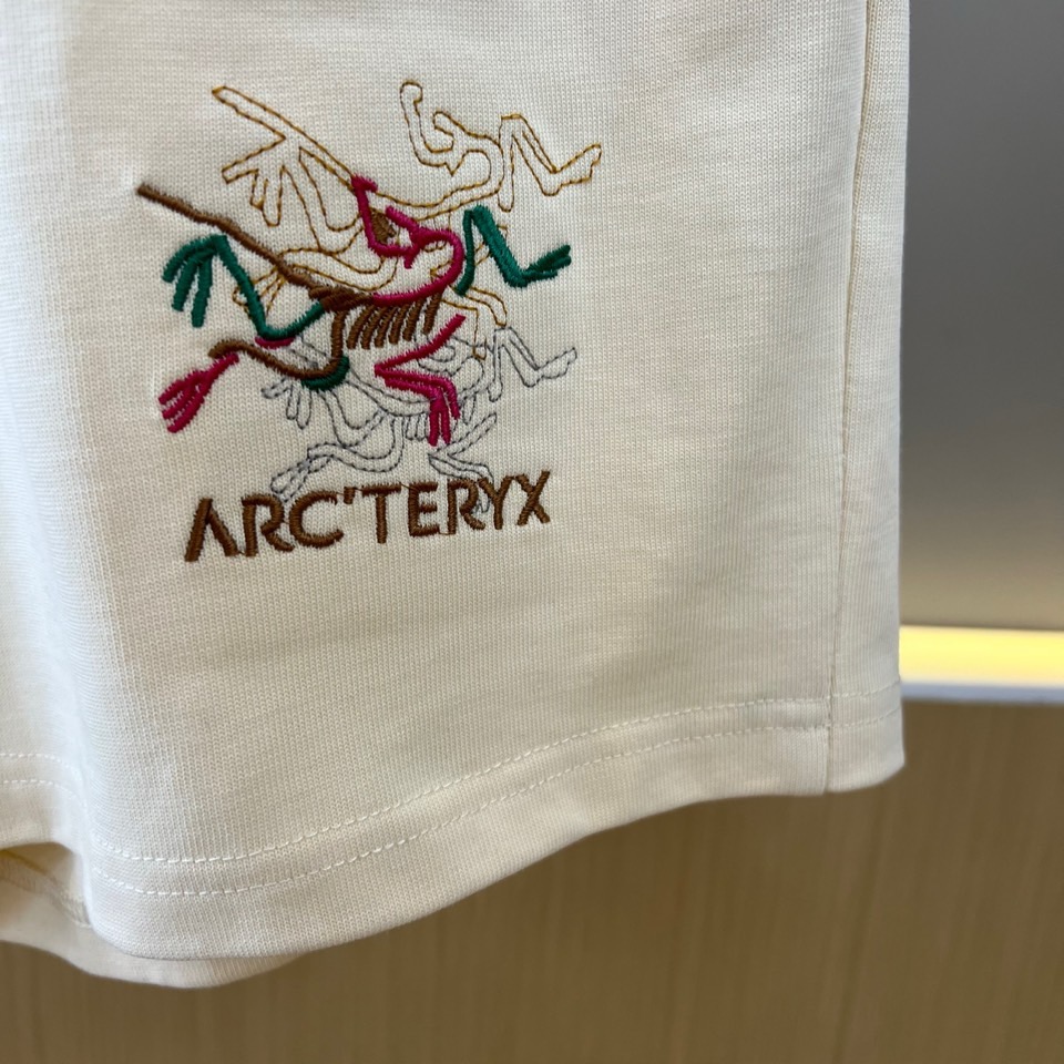 Arcteryx 始祖鸟、2026春夏新品短裤，采用经典直筒版型，打造简约利落的廓形。腰间配备可调节抽绳