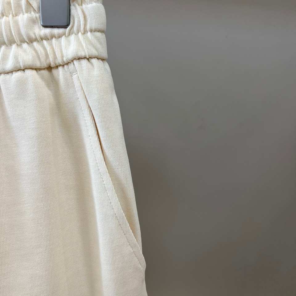 Arcteryx 始祖鸟、2026春夏新品短裤，采用经典直筒版型，打造简约利落的廓形。腰间配备可调节抽绳