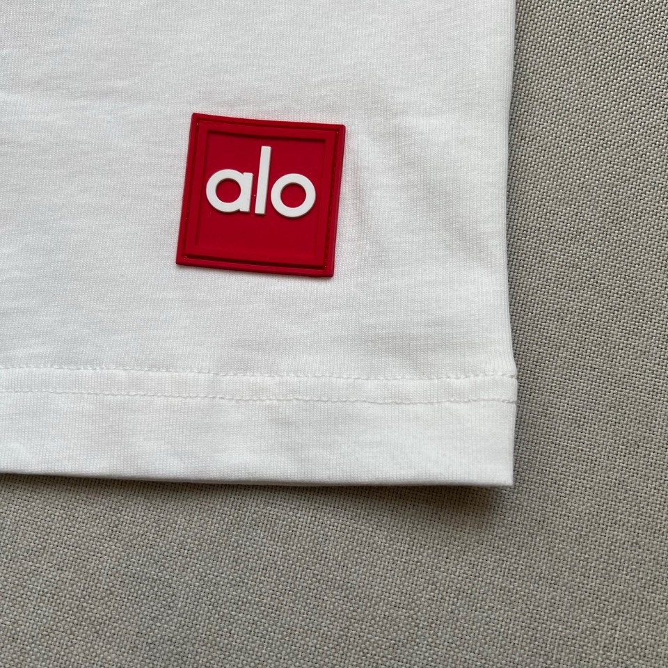 ALO、2026春夏新品短袖T恤，以纯色为底色，打造简约却不失个性的日常穿搭利器。圆领设计贴合颈部线条，