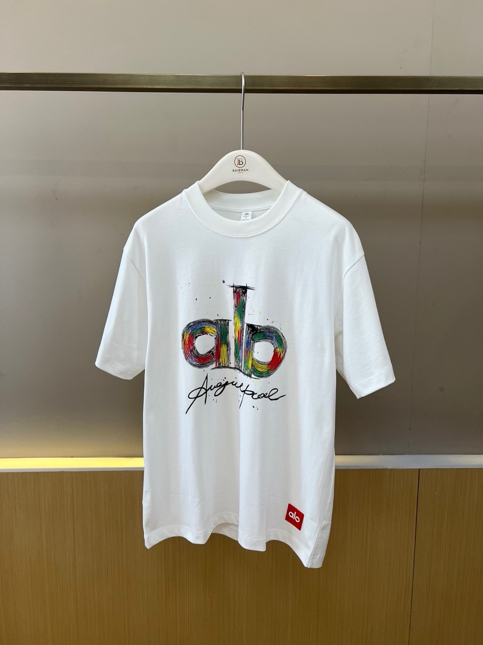 ALO、2026春夏新品短袖T恤，以纯色为底色，打造简约却不失个性的日常穿搭利器。圆领设计贴合颈部线条，