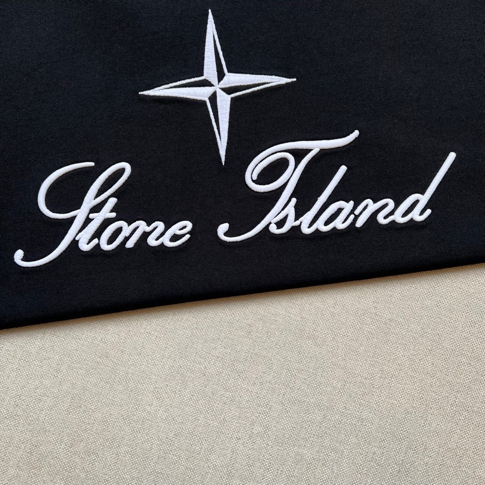 Stone Island石头岛、2026春夏新品短袖T恤，以极简廓形承载品牌标志性美学。宽松落肩剪裁赋予