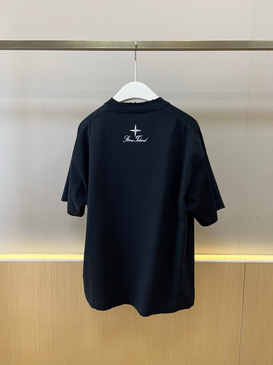 Stone Island石头岛、2026春夏新品短袖T恤，以极简廓形承载品牌标志性美学。宽松落肩剪裁赋予