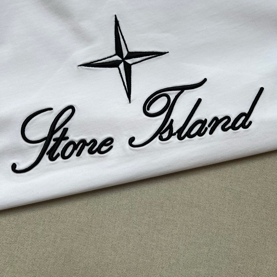 Stone Island石头岛、2026春夏新品短袖T恤，以极简廓形承载品牌标志性美学。宽松落肩剪裁赋予