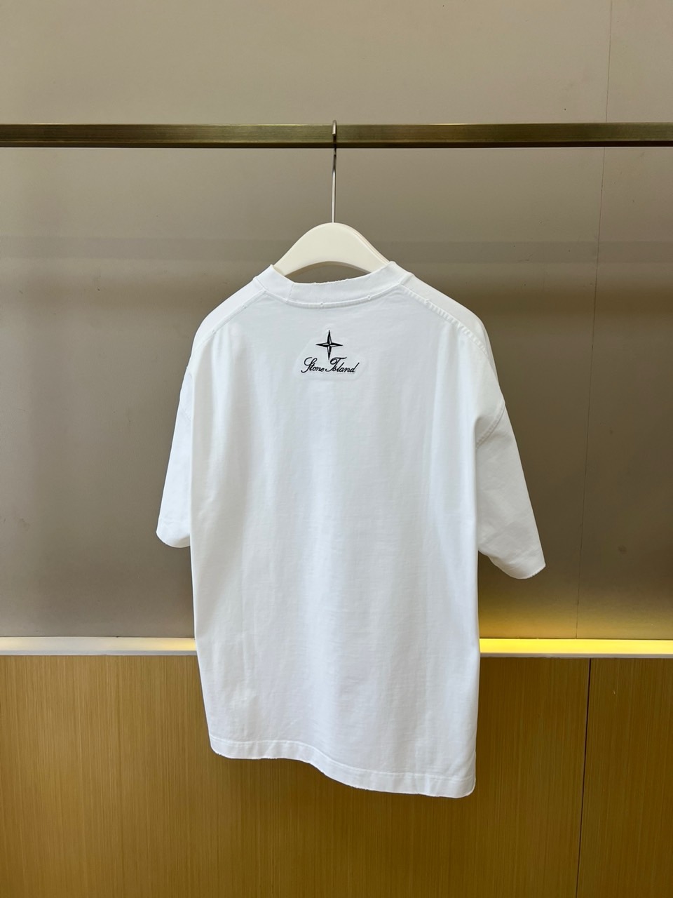 Stone Island石头岛、2026春夏新品短袖T恤，以极简廓形承载品牌标志性美学。宽松落肩剪裁赋予