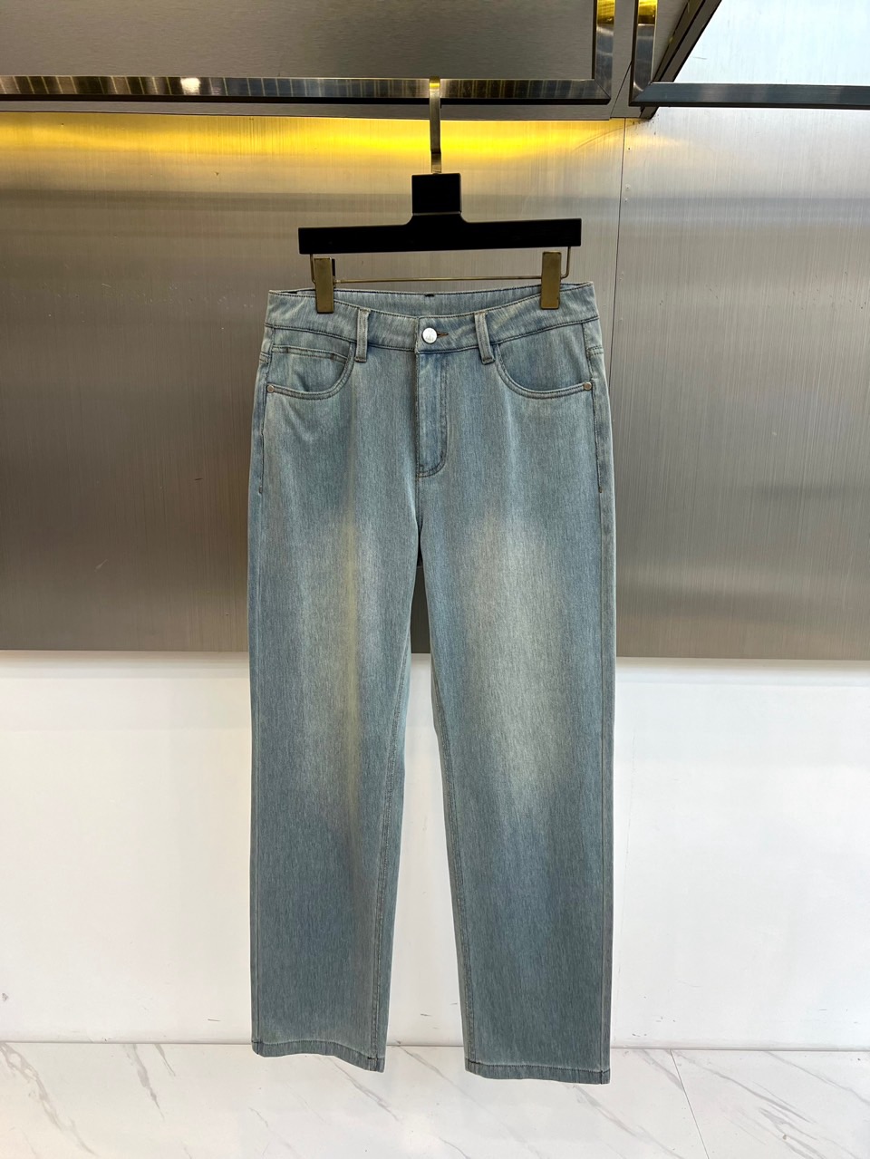 Brunello Cucinelli-BC、2026春夏新品牛仔裤，色调清新适配季节氛围，版型为直筒剪裁