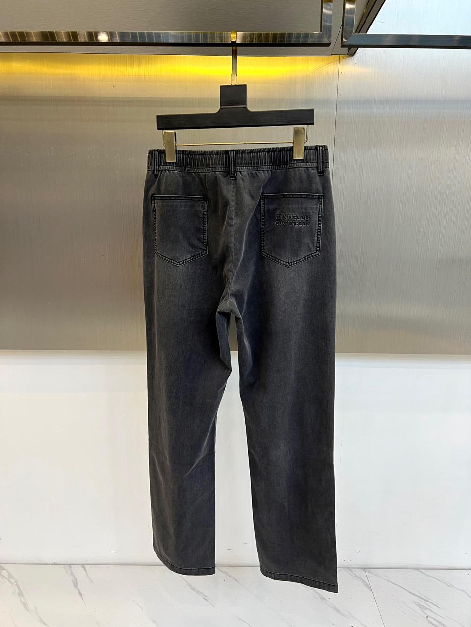 Brunello Cucinelli-2026春夏新品推出这款简约而富有巧思的休闲长裤。款式采用宽松的直