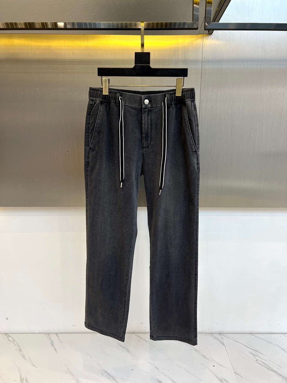 Brunello Cucinelli-2026春夏新品推出这款简约而富有巧思的休闲长裤。款式采用宽松的直