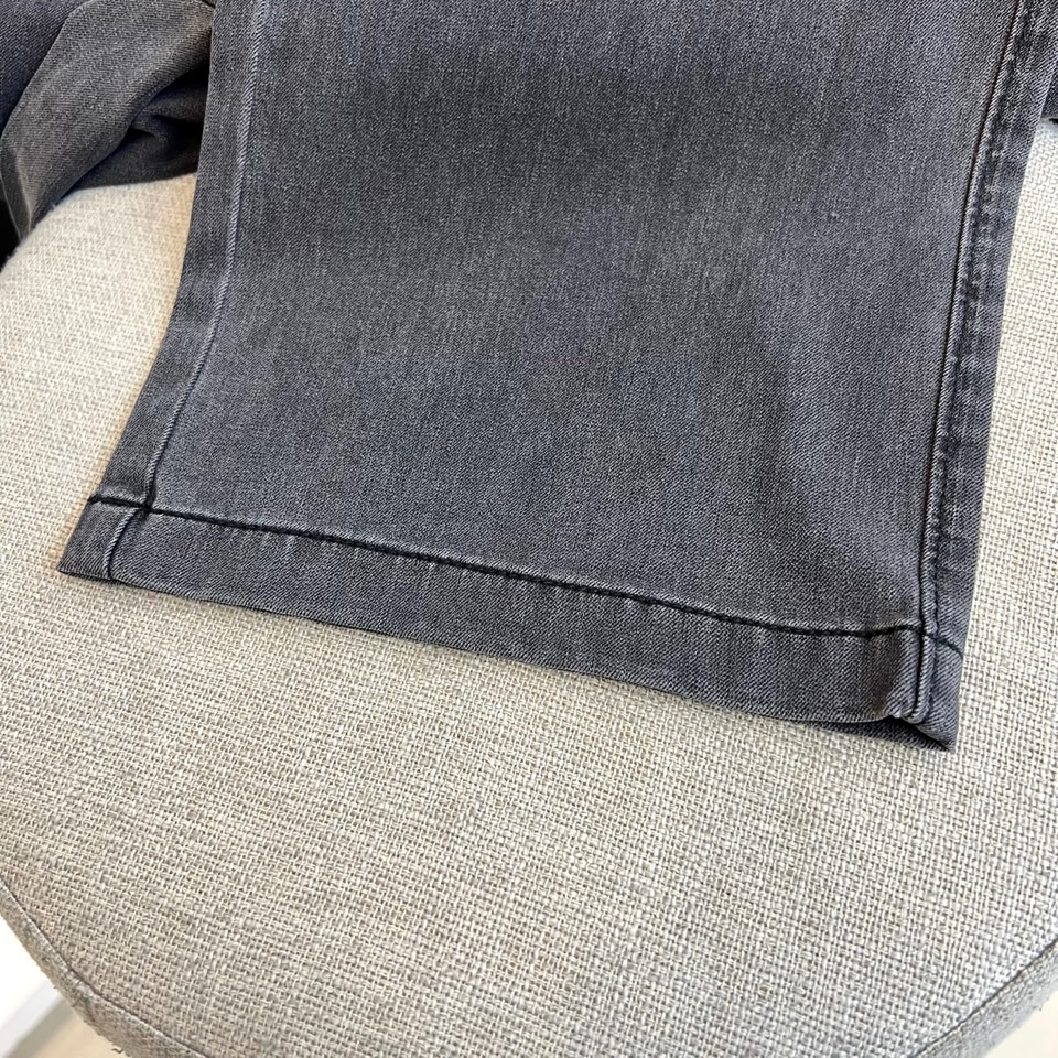 Brunello Cucinelli-2026春夏新品推出这款简约而富有巧思的休闲长裤。款式采用宽松的直