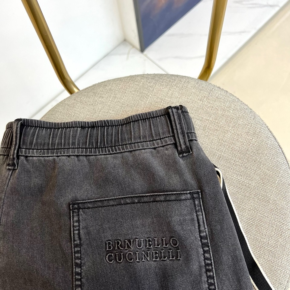 Brunello Cucinelli-2026春夏新品推出这款简约而富有巧思的休闲长裤。款式采用宽松的直