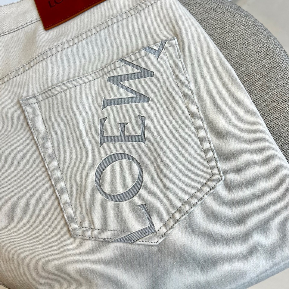 Lowe罗意威、2026春夏新品牛仔裤，色调自带高级清冷感，后口袋“LOEWE”打破单调，复古与潮流碰撞