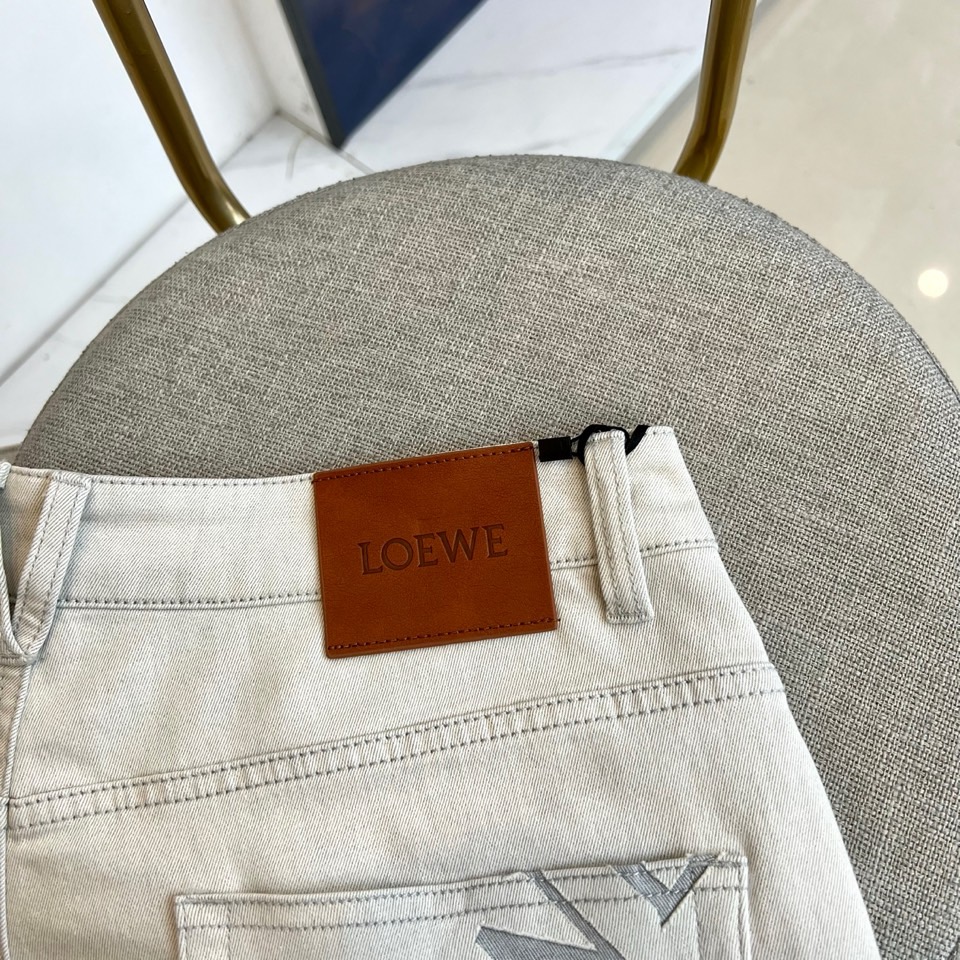 Lowe罗意威、2026春夏新品牛仔裤，色调自带高级清冷感，后口袋“LOEWE”打破单调，复古与潮流碰撞