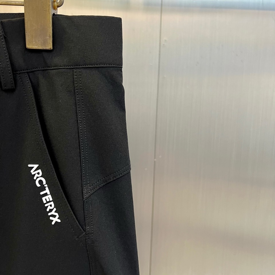 Arcteryx 始祖鸟、2026春夏新品工装裤，延续品牌硬核户外基因，注入城市机能美学新灵感。采用轻量