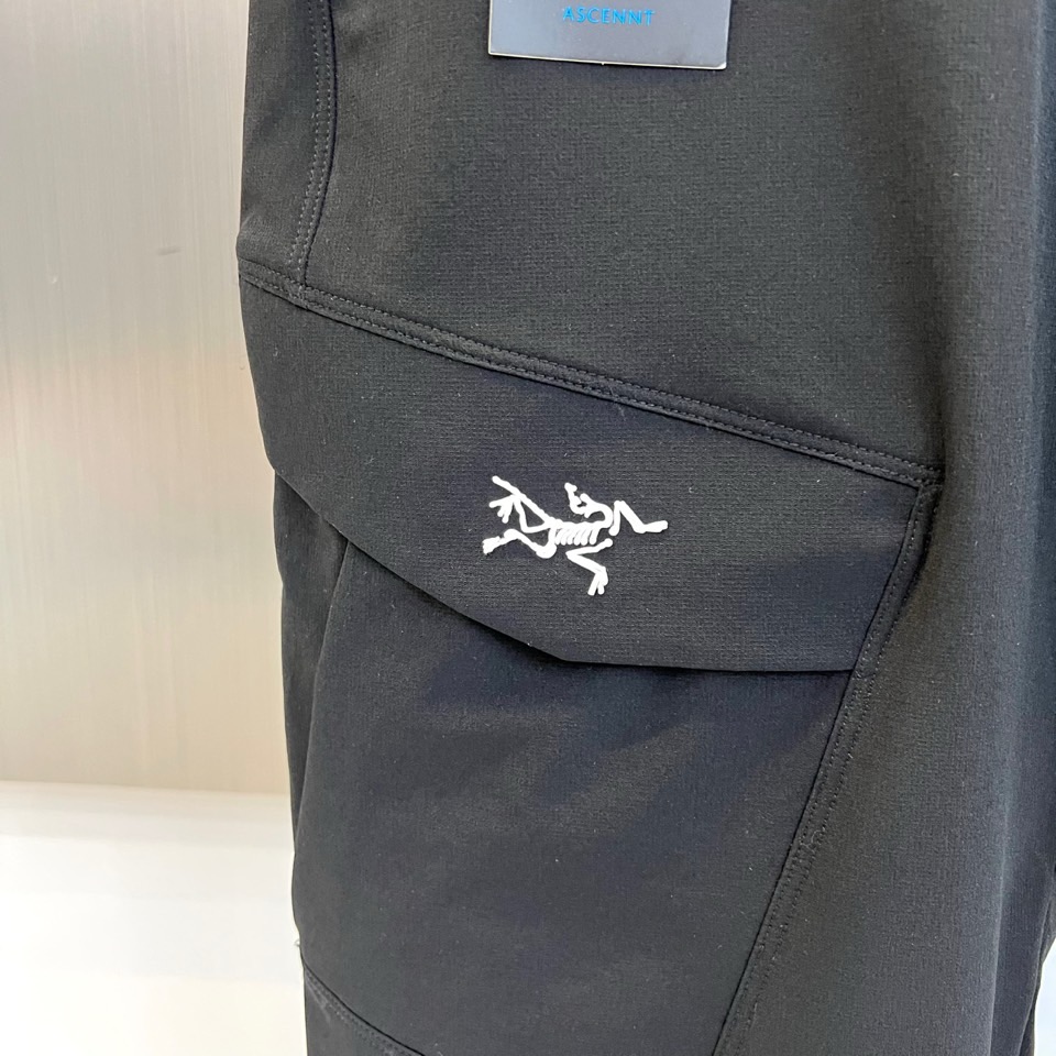 Arcteryx 始祖鸟、2026春夏新品工装裤，延续品牌硬核户外基因，注入城市机能美学新灵感。采用轻量