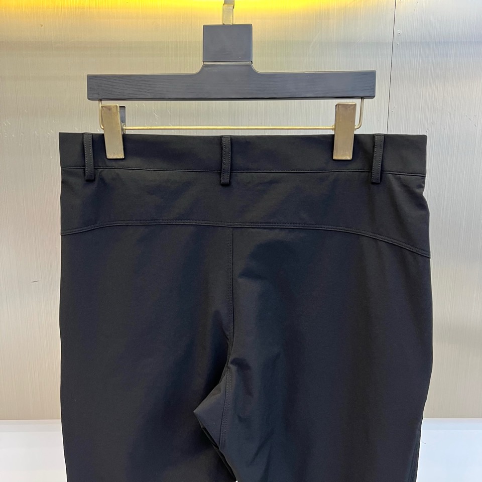 Arcteryx 始祖鸟、2026春夏新品工装裤，延续品牌硬核户外基因，注入城市机能美学新灵感。采用轻量