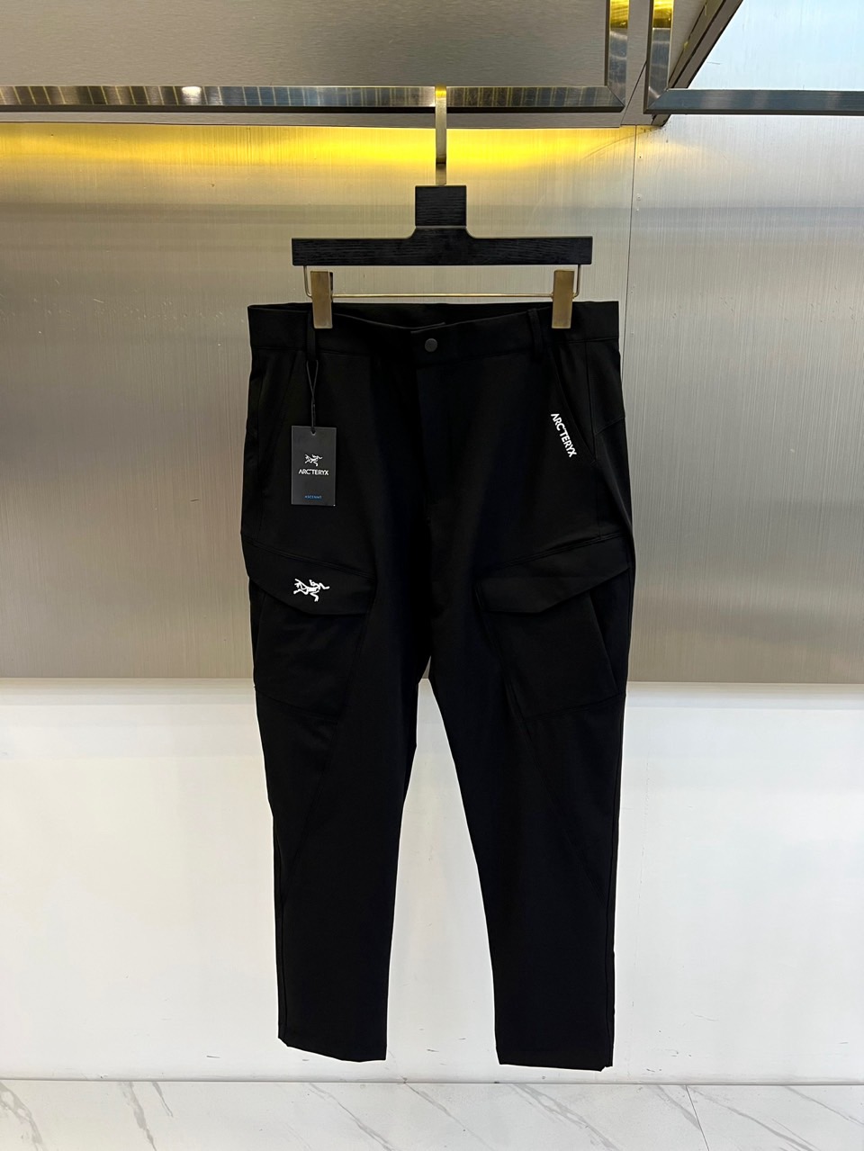 Arcteryx 始祖鸟、2026春夏新品工装裤，延续品牌硬核户外基因，注入城市机能美学新灵感。采用轻量