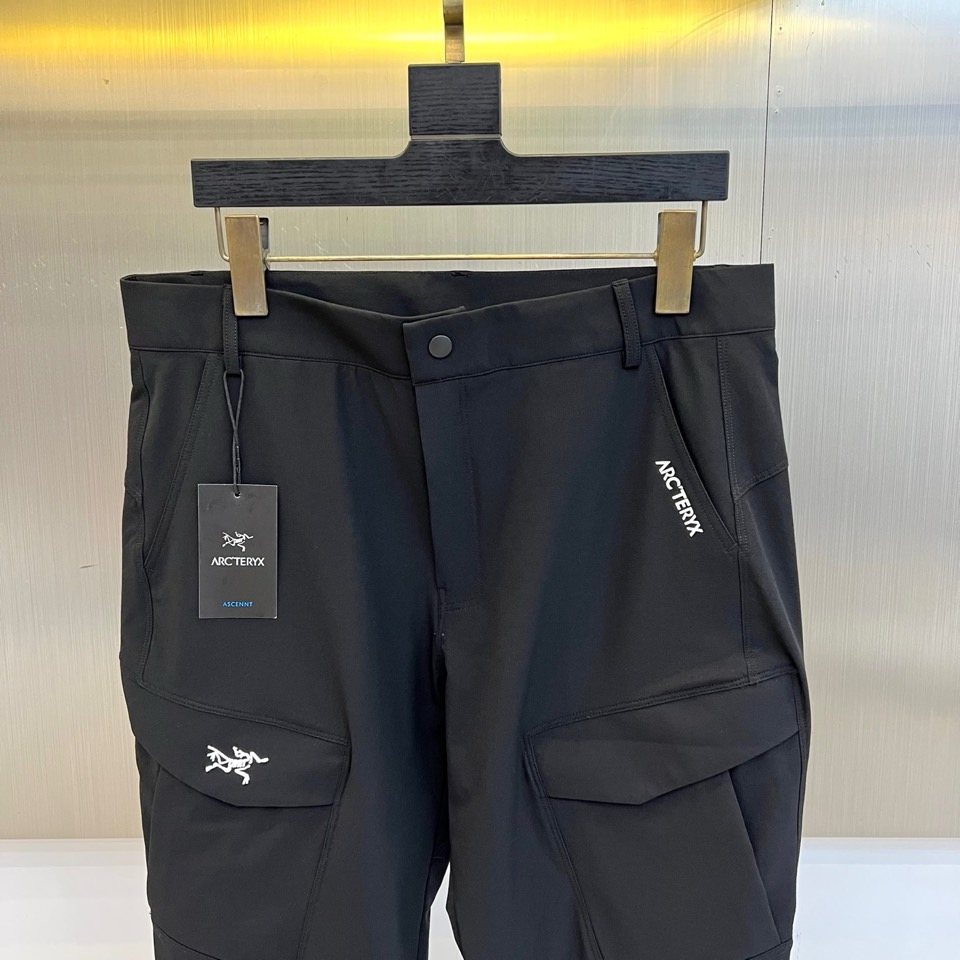 Arcteryx 始祖鸟、2026春夏新品工装裤，延续品牌硬核户外基因，注入城市机能美学新灵感。采用轻量