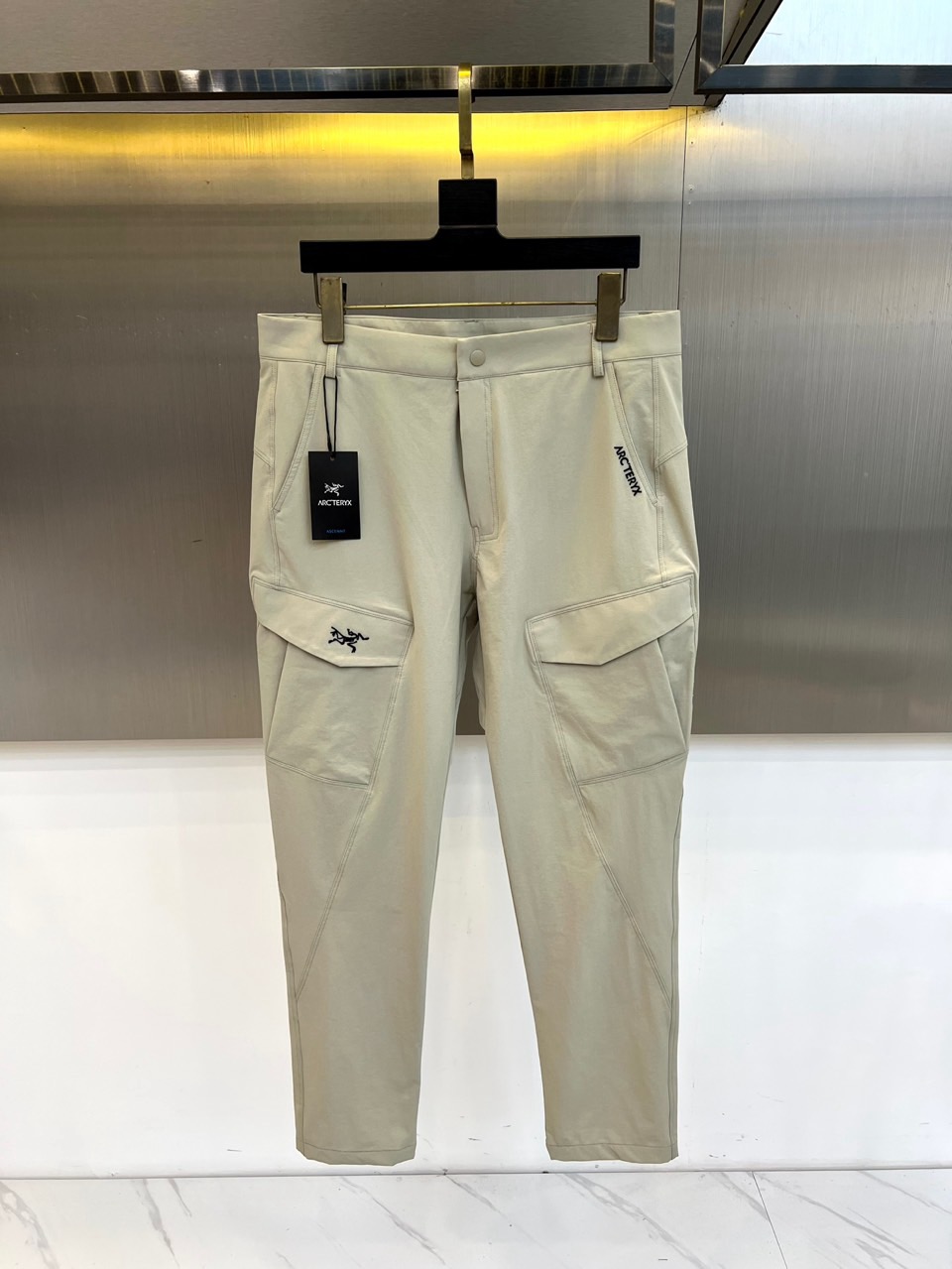 Arcteryx 始祖鸟、2026春夏新品工装裤，延续品牌硬核户外基因，注入城市机能美学新灵感。采用轻量