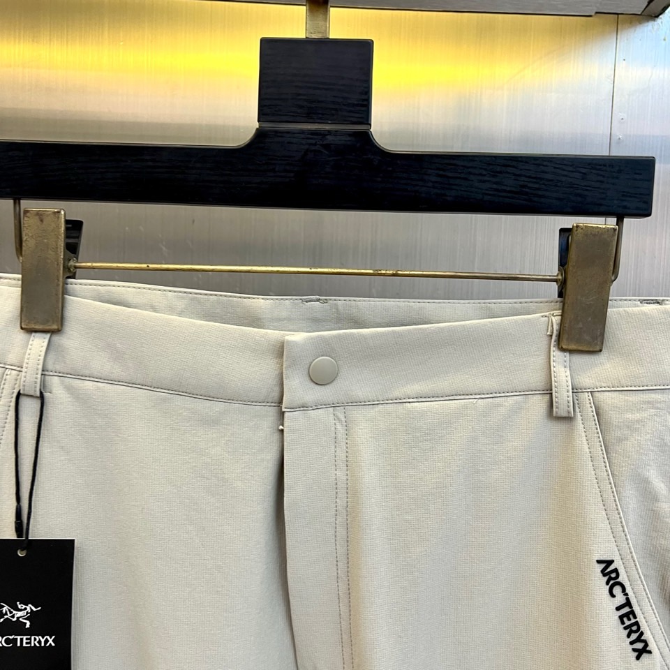 Arcteryx 始祖鸟、2026春夏新品工装裤，延续品牌硬核户外基因，注入城市机能美学新灵感。采用轻量