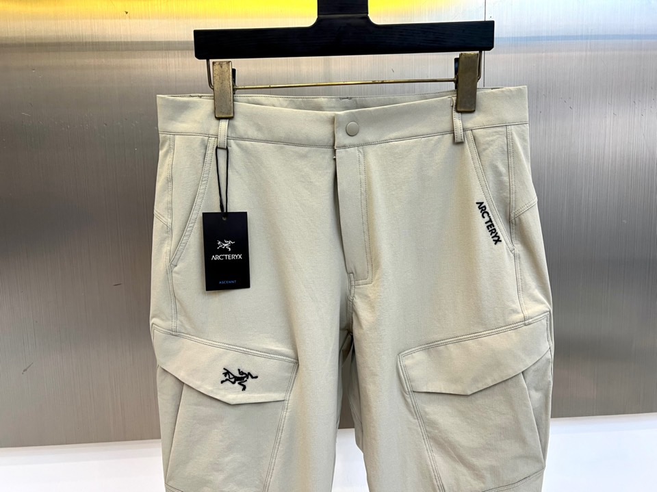Arcteryx 始祖鸟、2026春夏新品工装裤，延续品牌硬核户外基因，注入城市机能美学新灵感。采用轻量