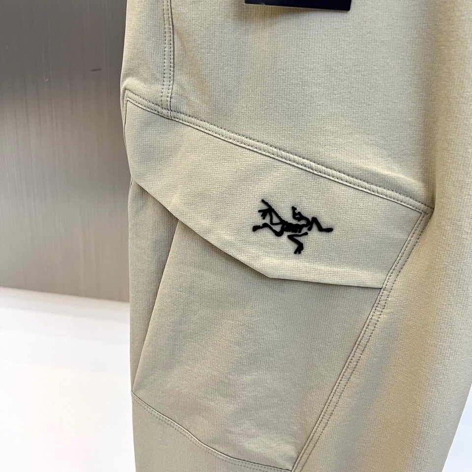 Arcteryx 始祖鸟、2026春夏新品工装裤，延续品牌硬核户外基因，注入城市机能美学新灵感。采用轻量