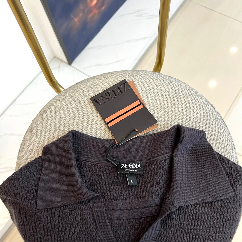 Zegna杰尼亚、2026春夏新品短袖针织Polo衫，延续品牌意式优雅基因，以当代视角重塑经典男装。采用