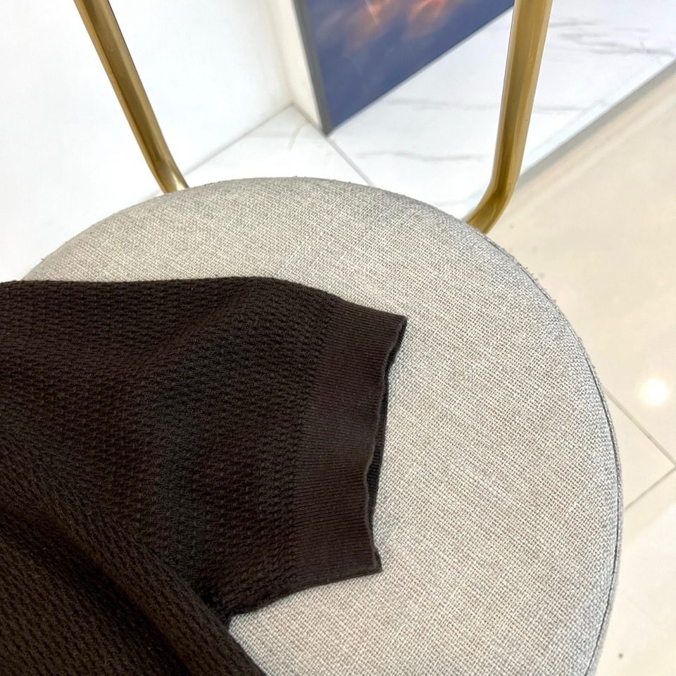 Zegna杰尼亚、2026春夏新品短袖针织Polo衫，延续品牌意式优雅基因，以当代视角重塑经典男装。采用