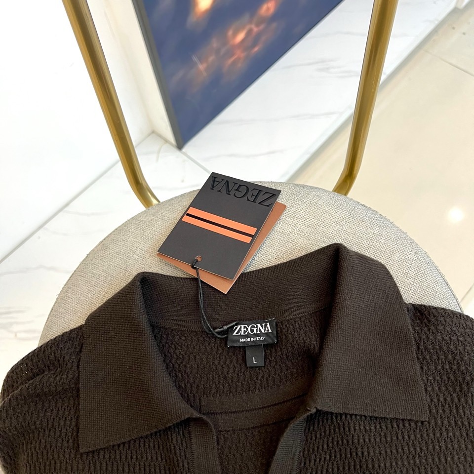 Zegna杰尼亚、2026春夏新品短袖针织Polo衫，延续品牌意式优雅基因，以当代视角重塑经典男装。采用