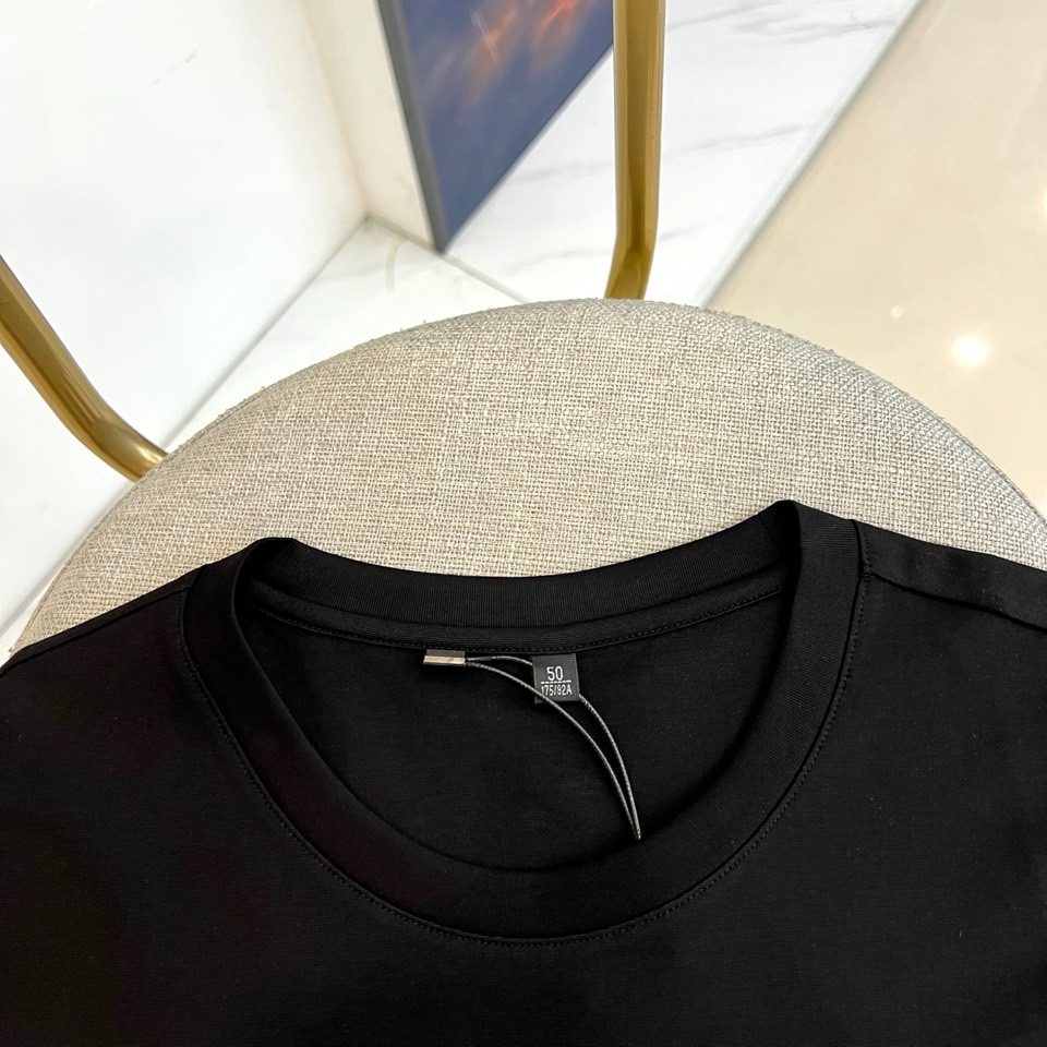 Ferragamo 菲拉格慕、2026春夏新品短袖T恤，以纯色为基底，简约圆领搭配利落短袖，勾勒清爽轮廓